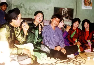 Khách phương Nam tìm đến Bắc Ninh để được nghe Quan họ. Ảnh: KH.V